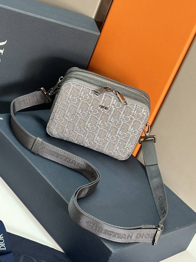 Authentic, high version Top original This clutch with shoulder strap is elegant