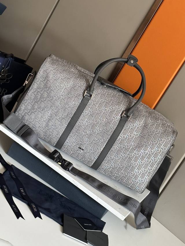 Authentic, High Edition New for this season, this Dio Lingot 50 bag is practical