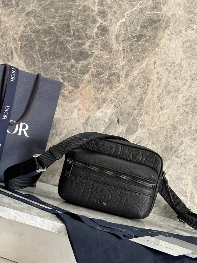 Authentic, high version This Rider 2.0 zipper messenger bag is practical and exq