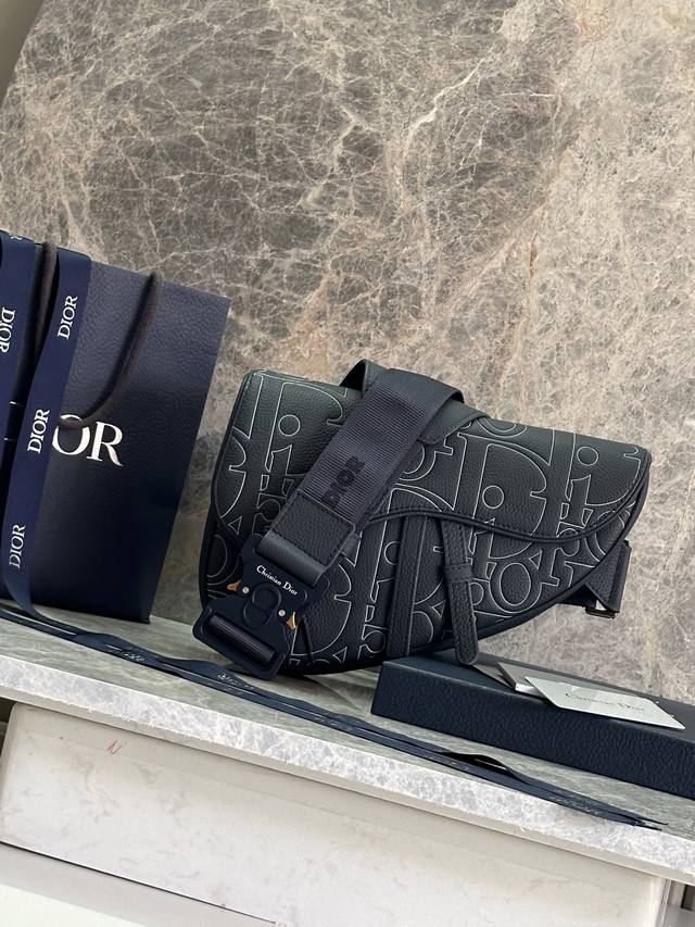 Authentic, high version This saddle bag is stylish and classic. Crafted with ma