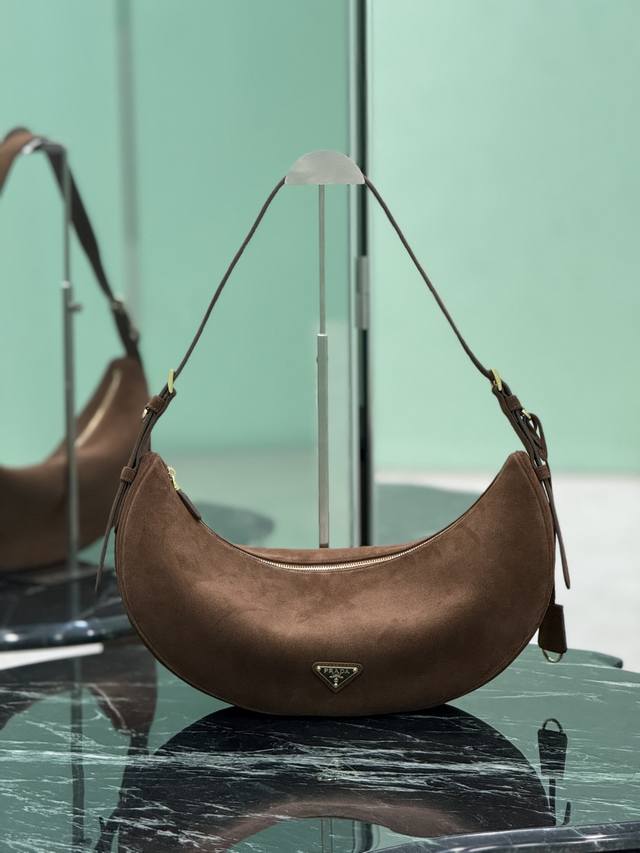 Genuine Suede Underarm Bag This suede handbag adopts a soft and light design, r