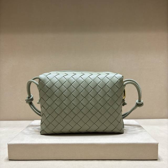 Genuine grade New woven small square bag The existing styles are all trendy Mos