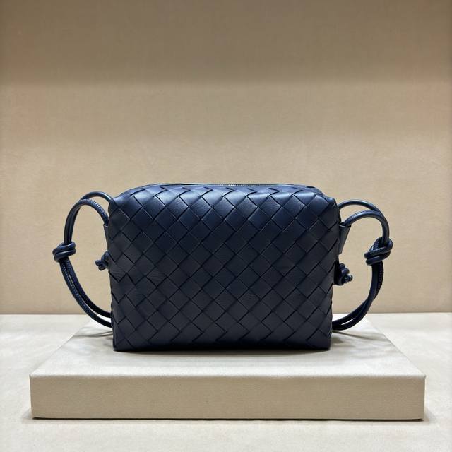Genuine grade New woven small square bag The existing styles are all trendy Mos