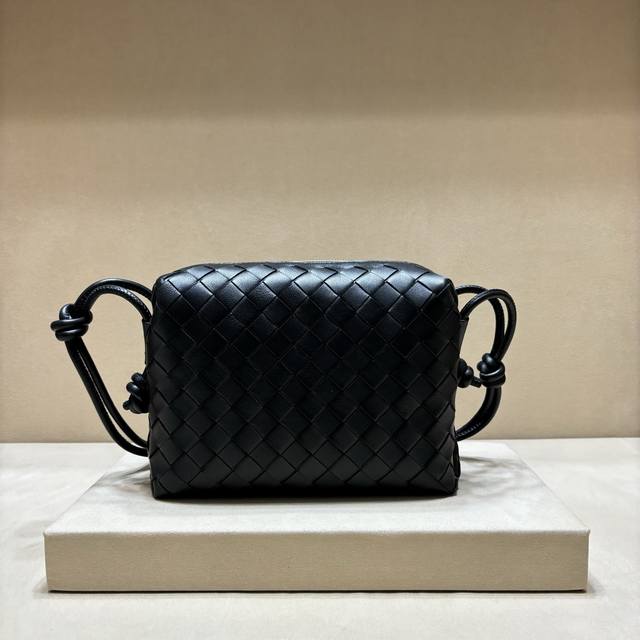 Genuine grade New woven small square bag The existing styles are all trendy Mos