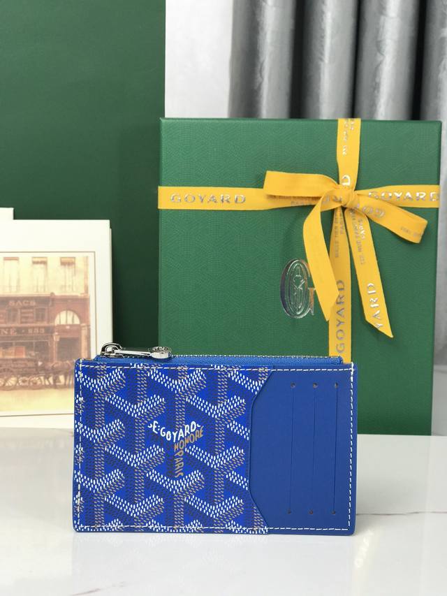 Genuine Bourbon is a zippered card holder made of Goyardine canvas and first-la