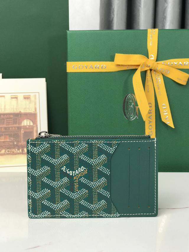 Genuine Bourbon is a zippered card holder made of Goyardine canvas and first-la