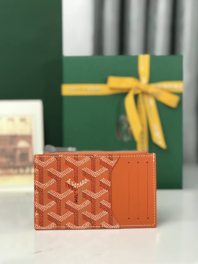 Genuine Bourbon is a zippered card holder made of Goyardine canvas and first-la