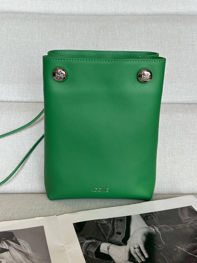 Original leather Low smooth cowhide leather Pebble pouch With folding structure,