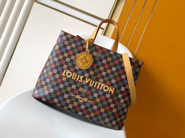 N00192 Top Original Dynamic 163 The Shopper Tote is inspired by the classic Loui