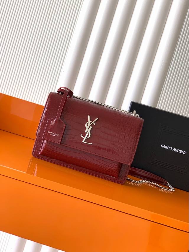 Exclusive background red crocodile pattern silver #Classic noble crocodile patt