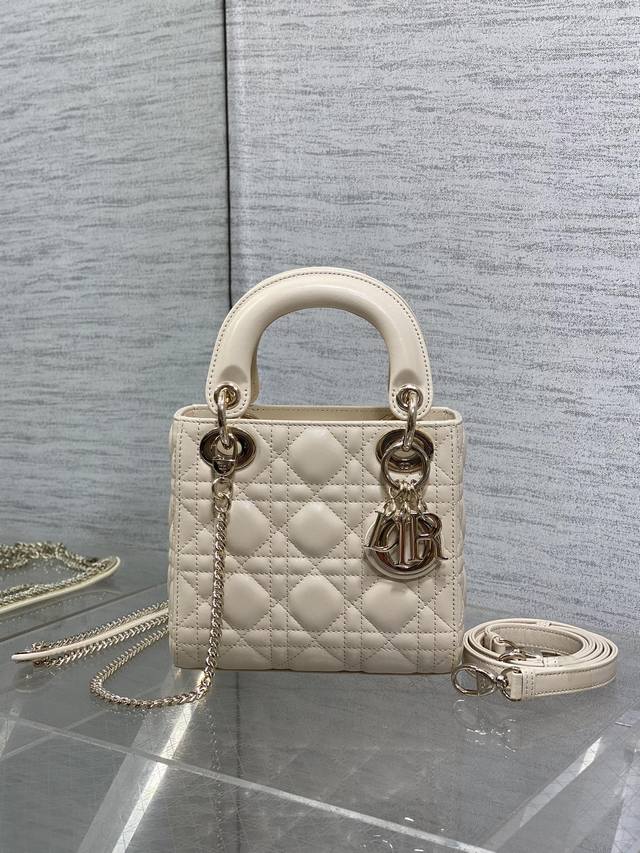 Original with full original packaging Original leather with sheepskin lining Cla