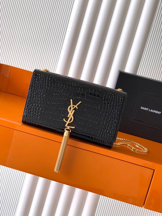 Y's most classic style Kate crocodile pattern chain crossbody bag! Every girl's
