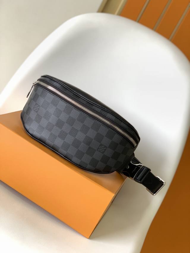 Top original N40298 Campus waist bag is made of Damier Graphite coated canvas t
