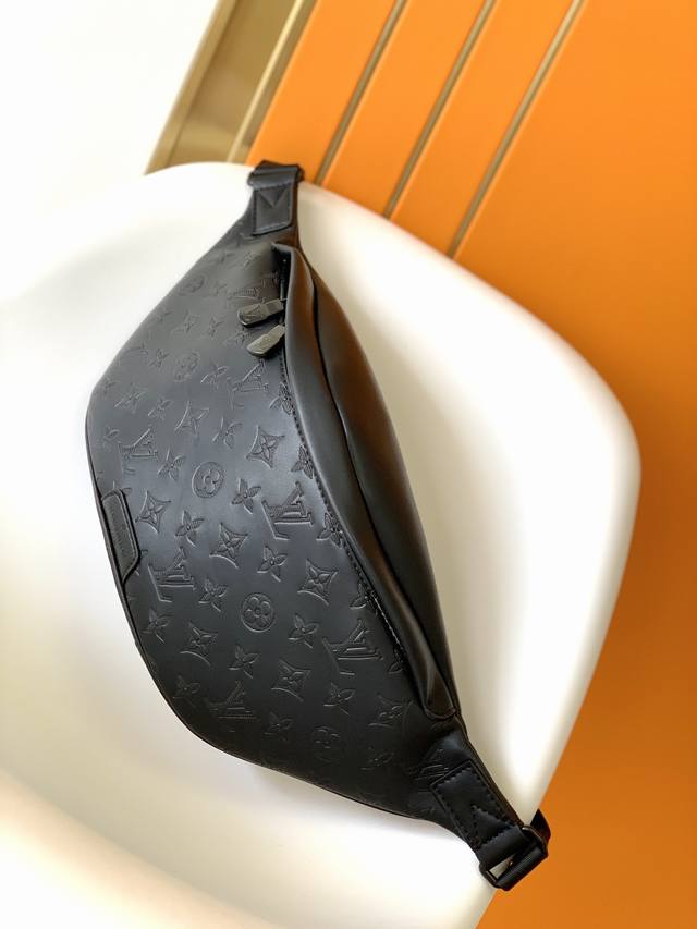 original M44388 Discovery waist bag is made of soft calfskin. It is versatile a