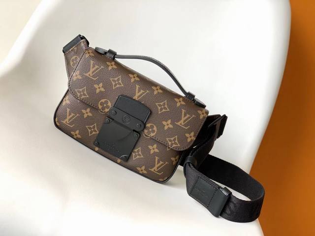 Exclusive real shotM45864 M45807This new S Lock Sling handbag is equipped with a