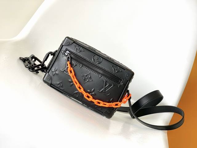 Overseas top original single M58906 Full leather City Keepall handbag is made o