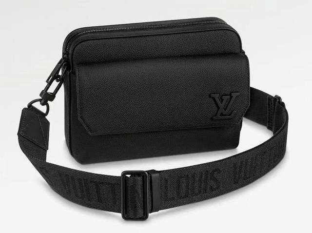 M22482 Black This Fastline messenger bag is made of soft cowhide leather and has
