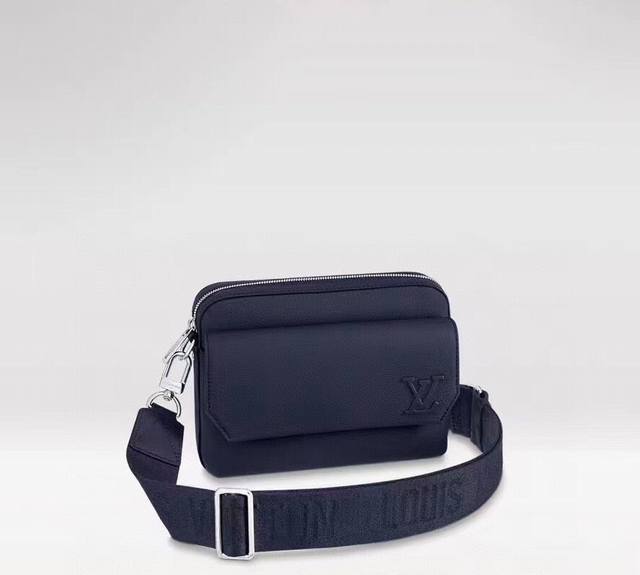 M22482 Black M22611 Blue This Fastline messenger bag is made of soft cowhide lea