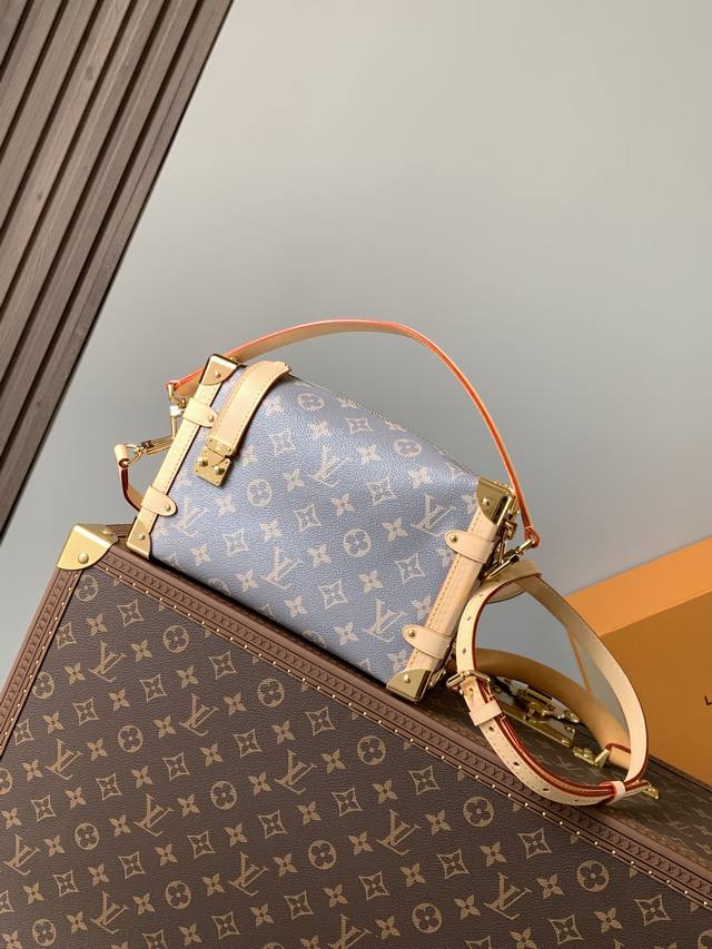 Top original, variable chip M12428 This Side Trunk medium handbag draws on the