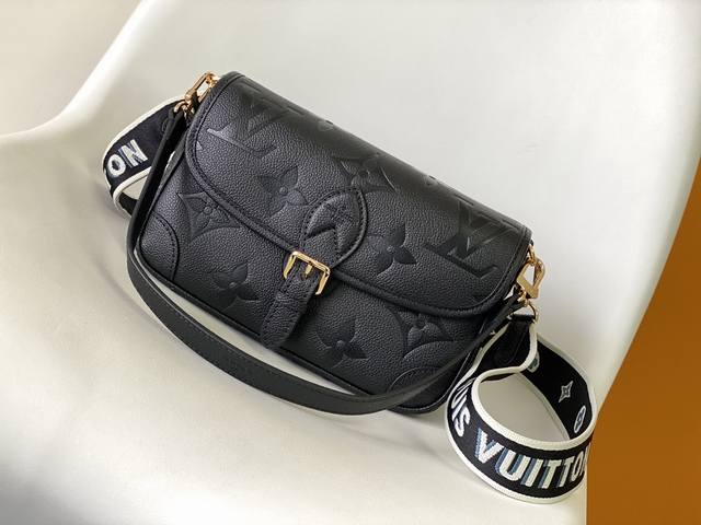 Top original dynamic chip M46386 Black M46388 Beige This Diane handbag is made