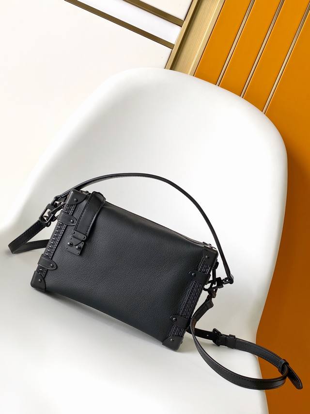 Dynamic variable-grain cowhide M24309 All black M25160 Black M25072 Gray M23817
