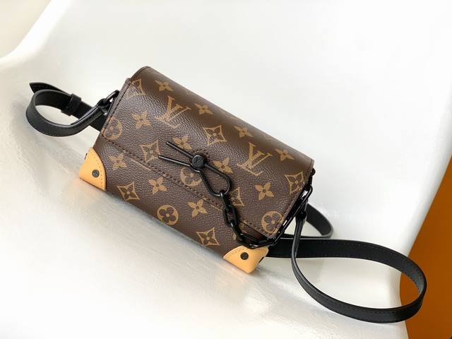 M81783M82534Waxed leatherTop quality originalThis Steamer mini bag is made of Mo