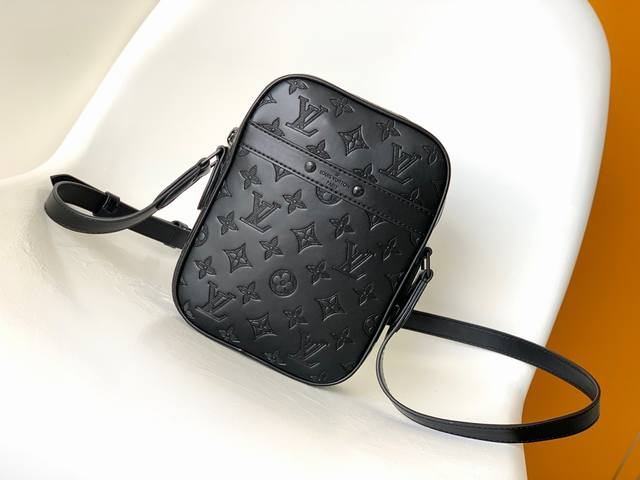 Top original M44972 Made of soft Taurillon leather with embossed Monogram patte