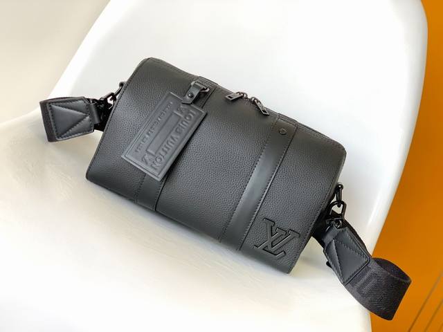M59255 Black Top Original This City Keepall handbag is in the new classic style