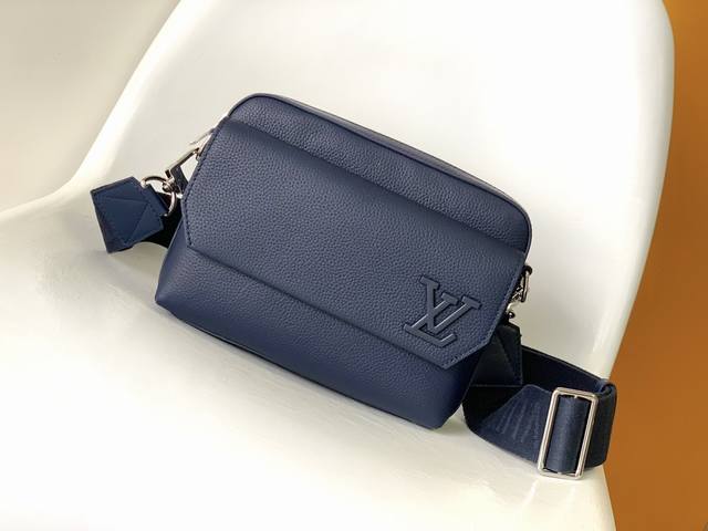 M22482 Black M22611 Blue This Fastline messenger bag is made of soft cowhide lea