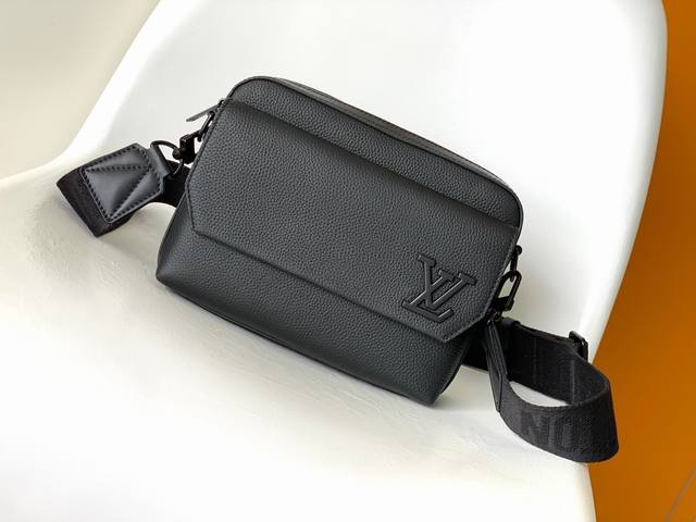 M22482 Black This Fastline messenger bag is made of soft cowhide leather and has