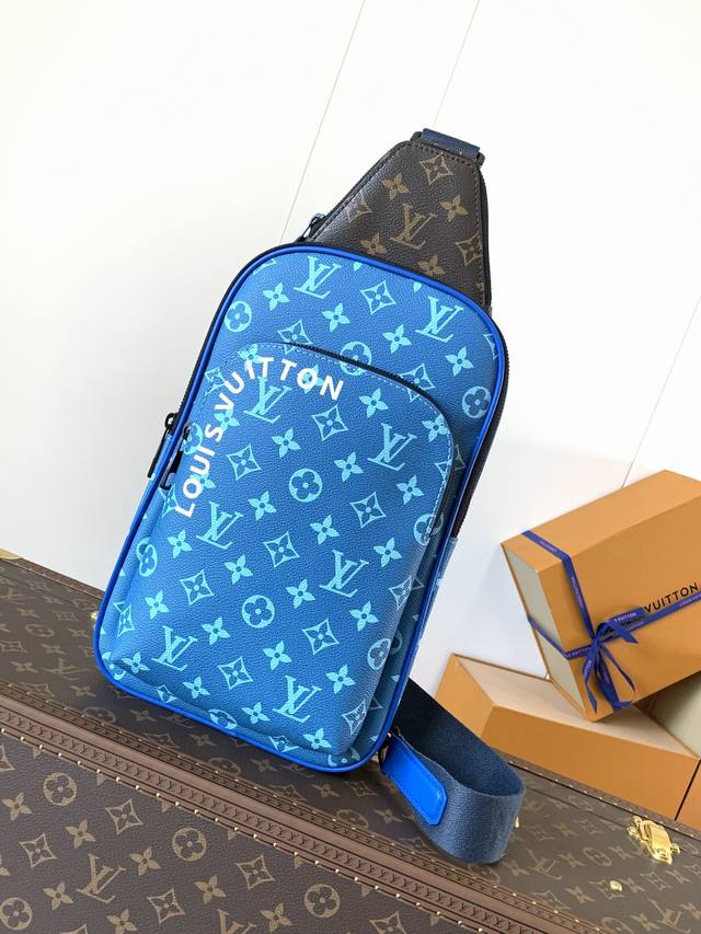 M23782 Blue Top Original Single Code Chip This Avenue shoulder bag features canv