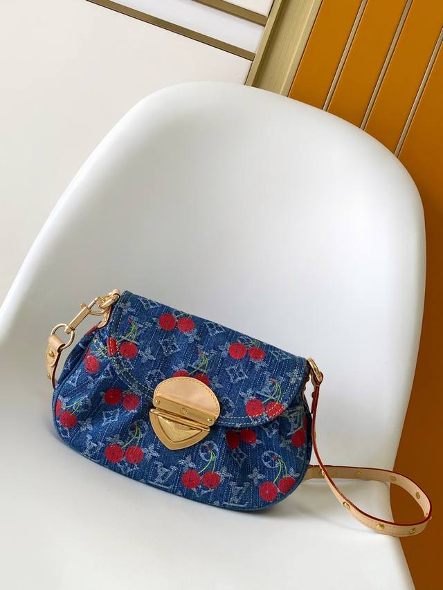 M13680 Top Original Dynamic 163 This Sunset bag is made of Monogram denim, with