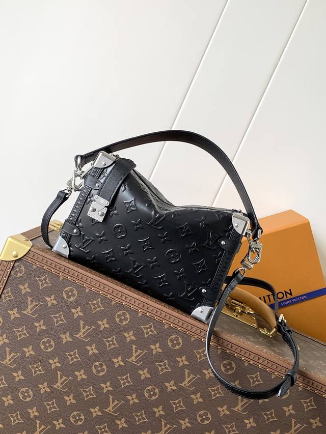 top original, variable chip M14572 This Side Trunk medium handbag is from the M