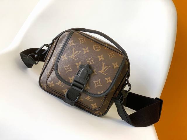 Top original M46973 This Quest messenger bag is made of Monogram Macassar canva