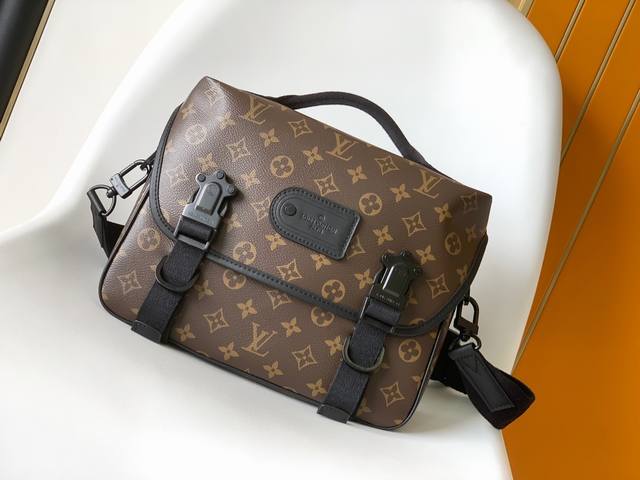 Top Original M46972 This Lv Trail messenger bag is inspired by the brand's elem