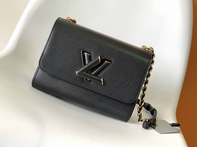 M57517Black Twist Medium Handbag Spring witnesses the renewal and upgrade of the