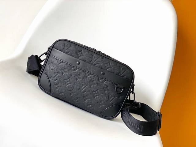 Pm46955Embossed imported cowhide This Alpha messenger bag is made of Monogram Sh