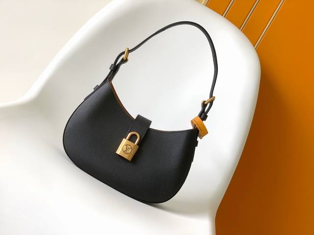 M24611BlackM24885BrownM24990Off-whiteThe Low Key Shoulder Bag is a top-notch ori