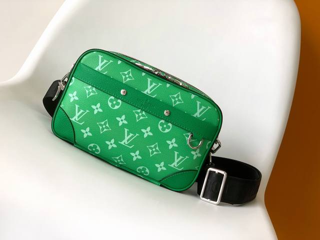 Top original men's messenger bag series Alpha messenger bag This Alpha messenge
