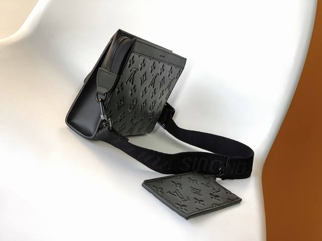 M81115 The original Gaston Wearable Wallet is a product of the Louis Vuitton Poc