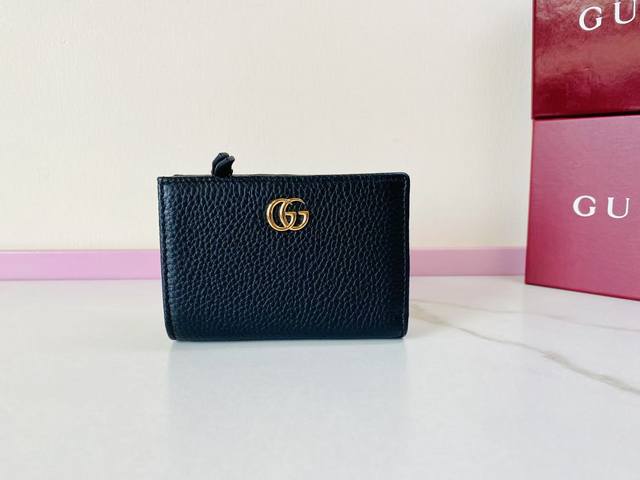 New Gg Marmont series wallet. The brand's iconic pattern is transformed into a