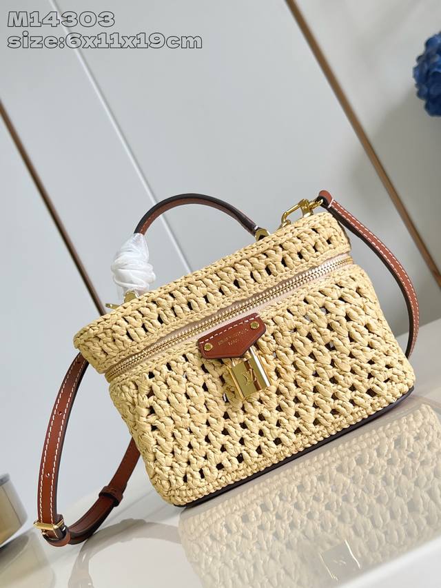 Top original home photo M14303 Vanity Chain Pouch handbag joins the holiday ser