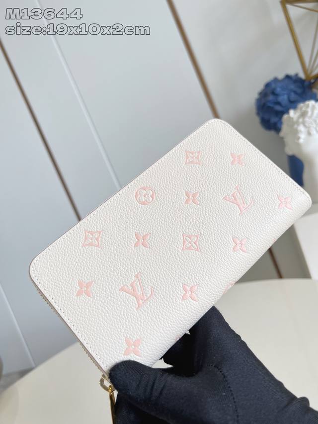 Top original home shotM13644 As one of Louis Vuitton's iconic pieces, this Zippy