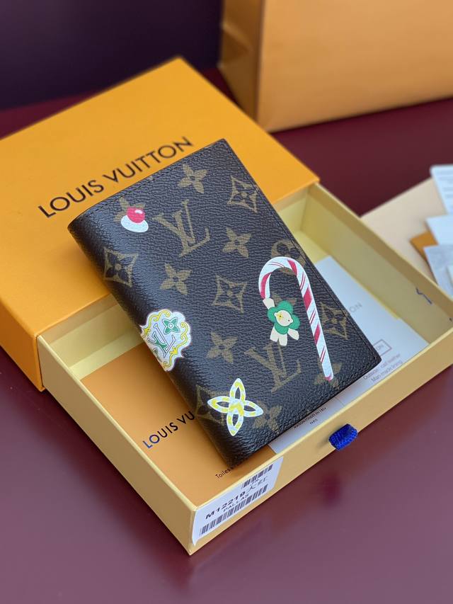 Factory Price P M12219 Red! Passport! This passport holder is from the Candy Fa