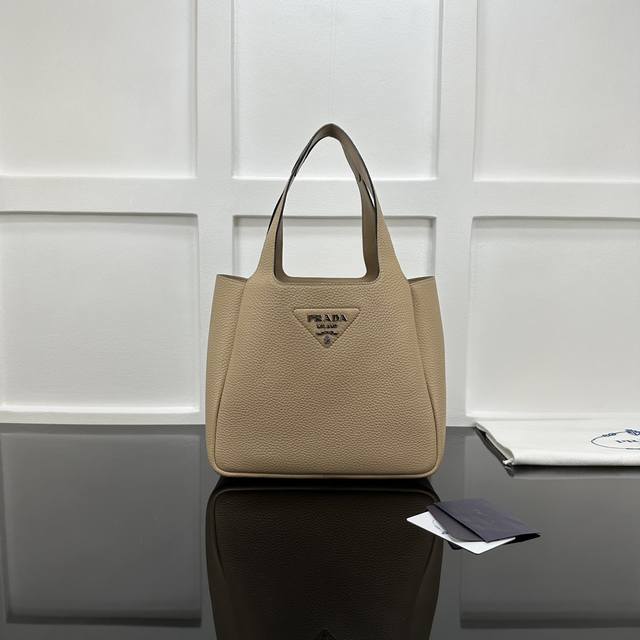 Prada new counter quality, top-grade original calfskin, original hardware, real