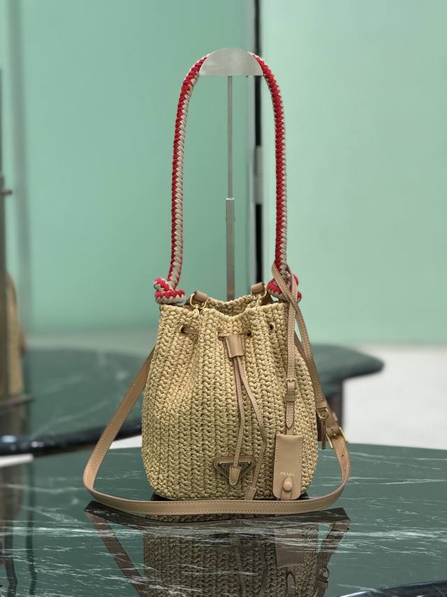 New Straw Bucket Bag Red and white cotton rope handles, awakening the strong su
