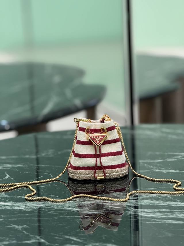 Mini BucketThis mini bag is a new interpretation of the classic nautical style,