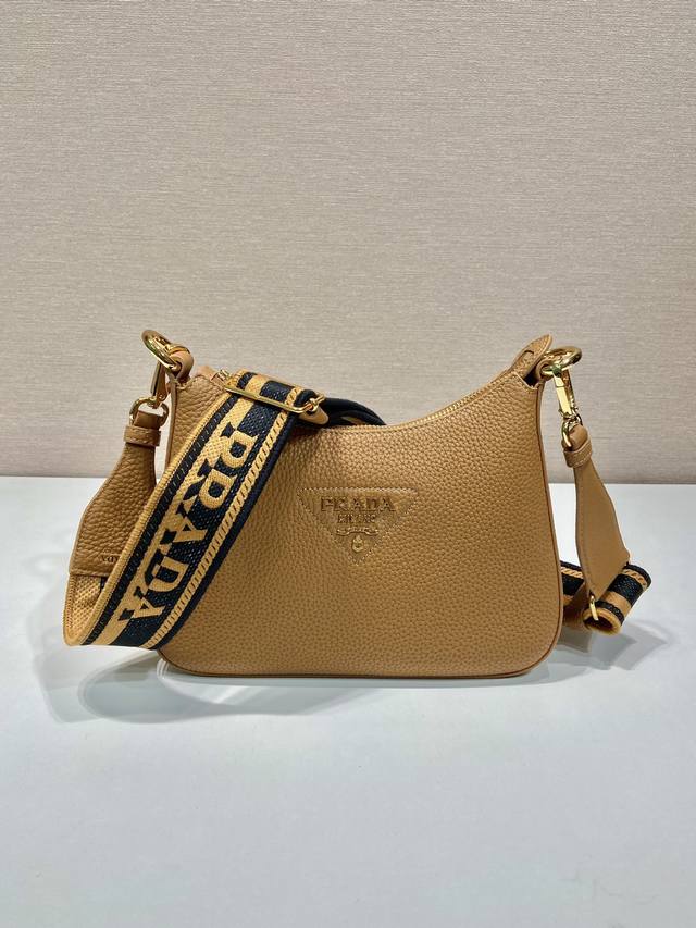 New 1Bh193 Small This single shoulder strap is made of imported deerskin leathe