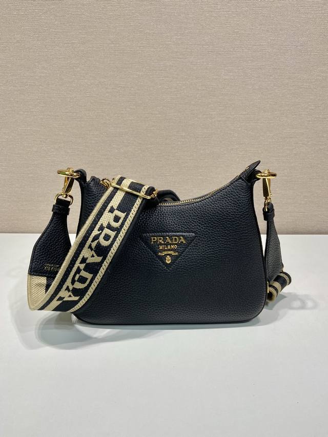 New 1Bh193 Small This single shoulder strap is made of imported deerskin leathe