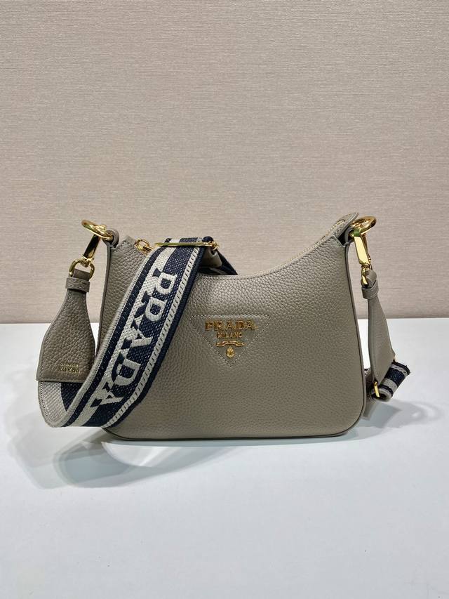 New 1Bh193 Small This single shoulder strap is made of imported deerskin leathe